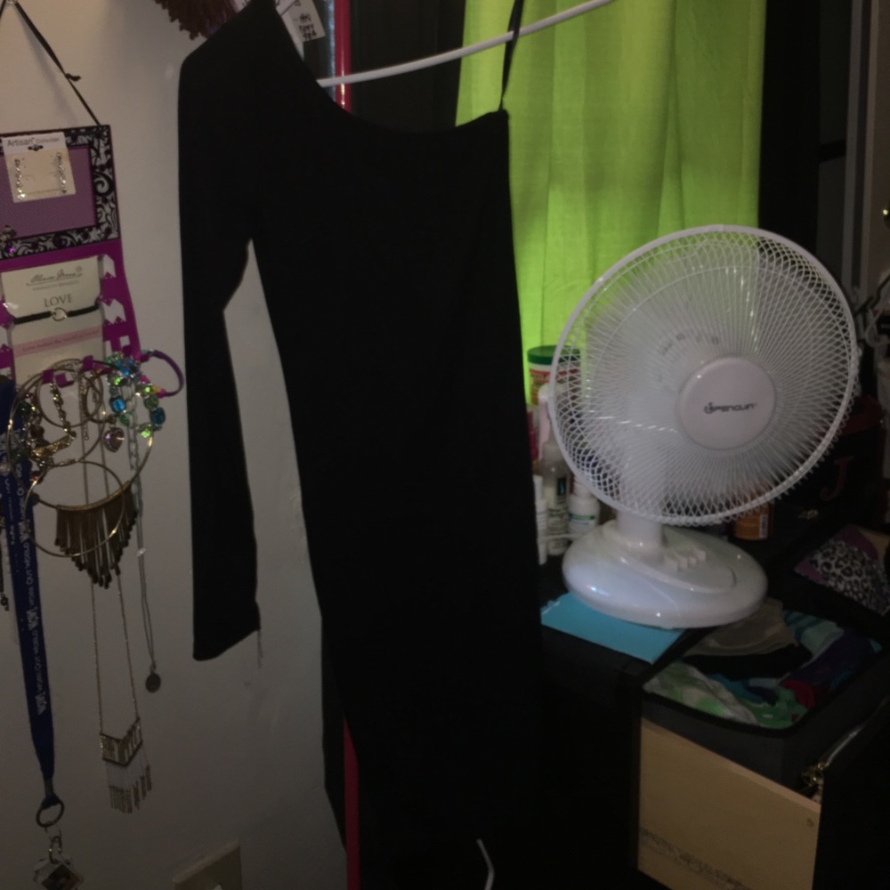 Black one arm body con