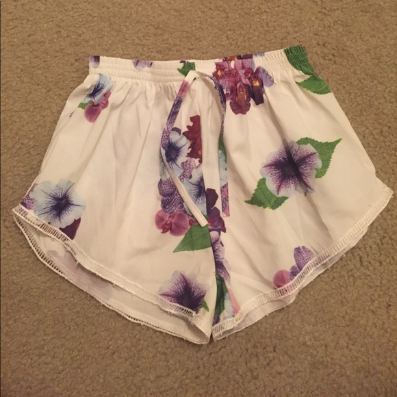 Off the Shoulder Floral Crop Top and Shorts - Picture 4 of 4