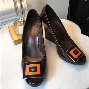 Tory burch brown patent wedges