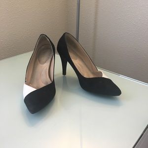 Cushion walk black and white pumps