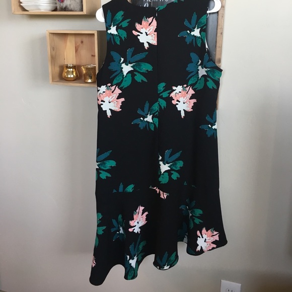 Beautiful Floral Summer Dress - Picture 3 of 3