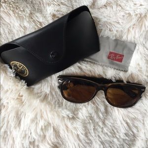 Ray Ban - The New Wayfarer Sunglasses - RB2123
