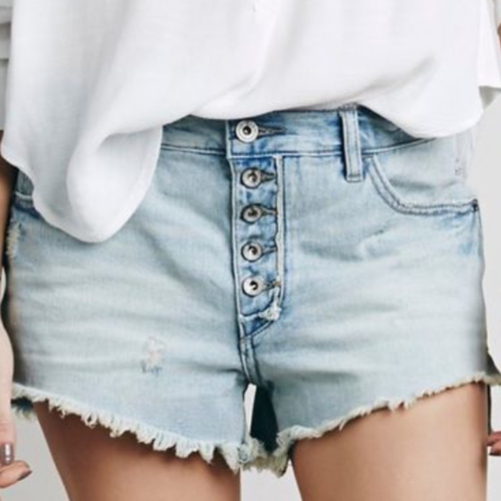 Free people runaway slouch denim shorts! Size 28