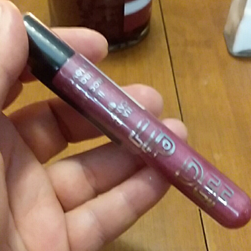 Lip lacquer