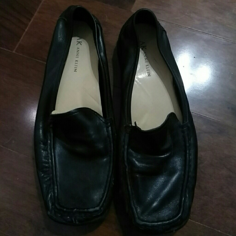 Black leather loafers. Leather upper.Manmade soles