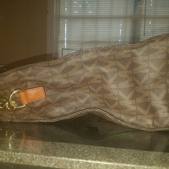 Michael Kors Outlet sale drops No. 2 bestselling bag from  GREAT BUY!!!!  ACT FAST!  Michael Kors handbag