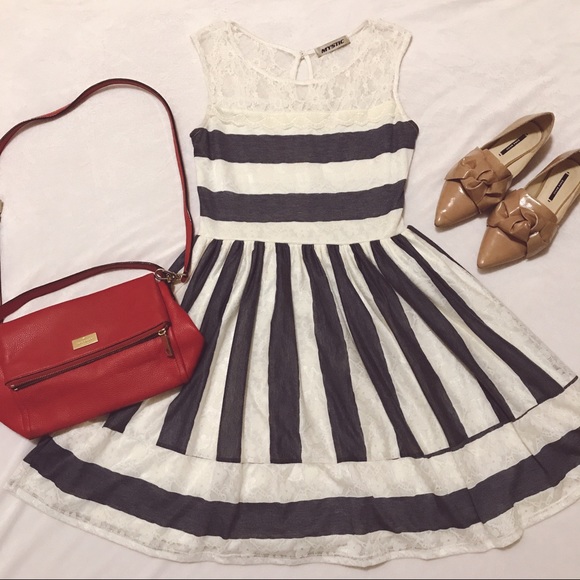 ❌SOLD❌ PM EDITOR PICK- White/Blue Lace Dress - Picture 2 of 8