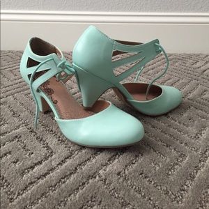 Like new adorable kitten heel mermaid real