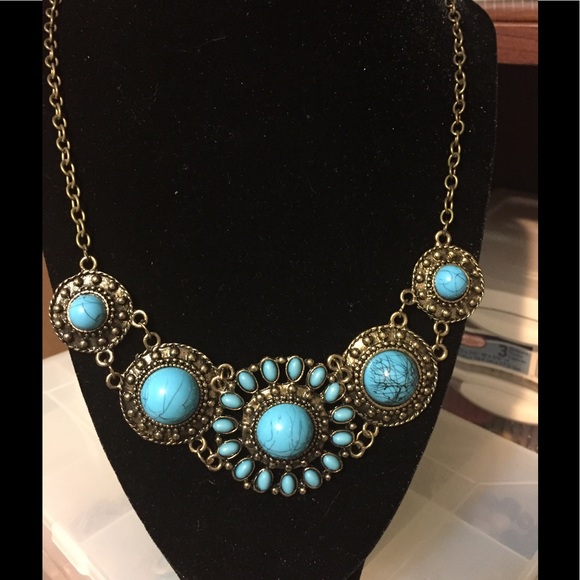 Jewelry - Faux turquoise and old gold necklace