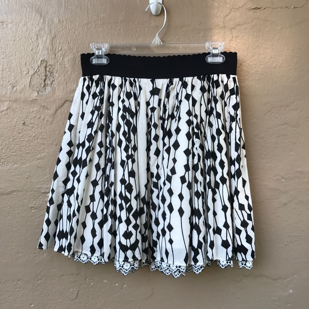 Black and white flowy skirt - Picture 1 of 3