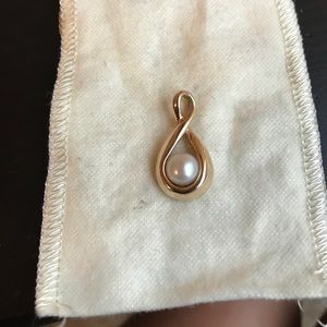 Graceful Twist Pendant with Cultured Pearl