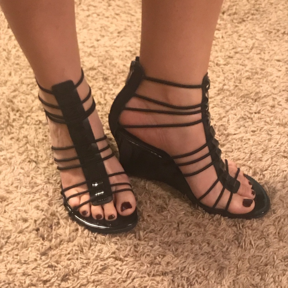 Fall sale! 🍂🍁Strappy black Kenneth Cole wedges