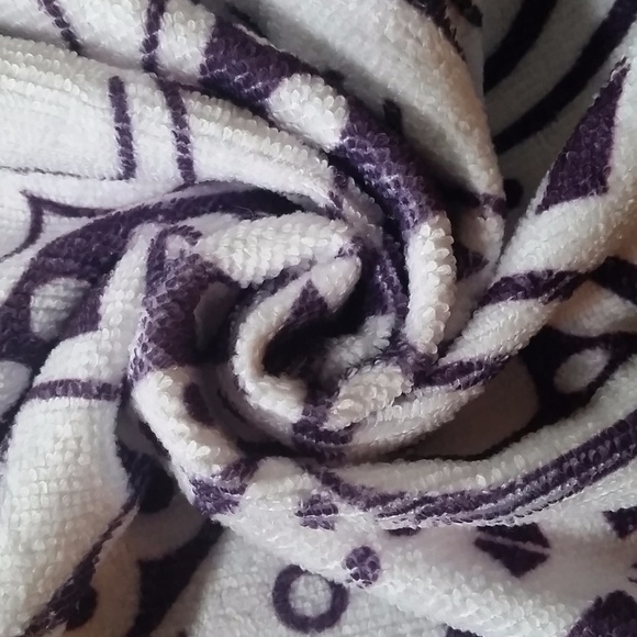 ONLY 1 LEFT - Ombre 60" Round Beach Towel - Picture 4 of 4