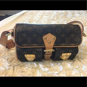💯% Authentic LV Hudson