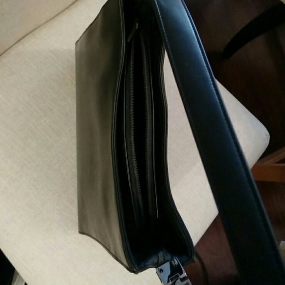Black hobo purse with single strap/handle - Picture 2 of 4