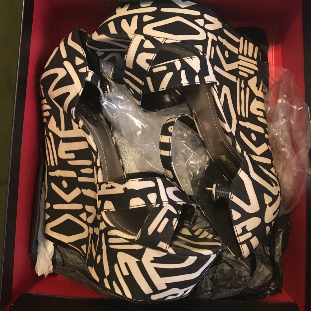 Black and white patterned wedges