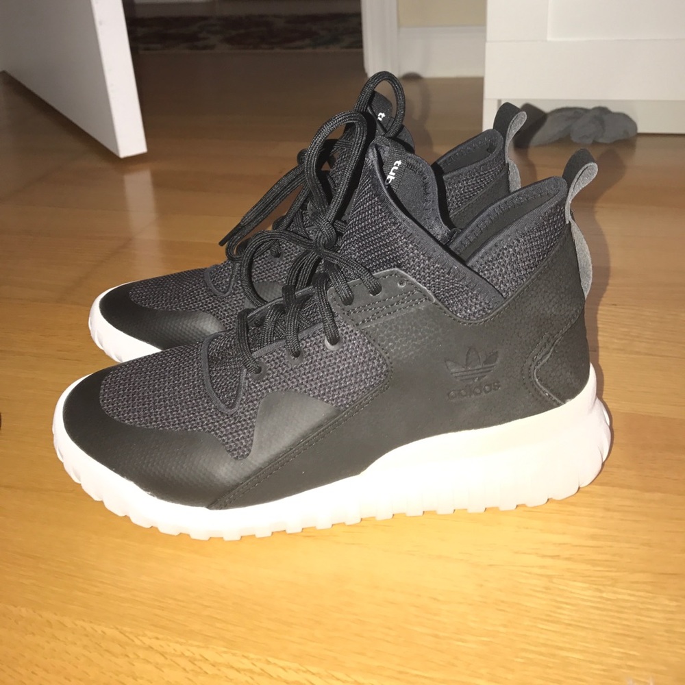 Adidas Tubular Black (Only Worn Once) 🖤🖤