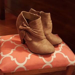 Tan boots with bow