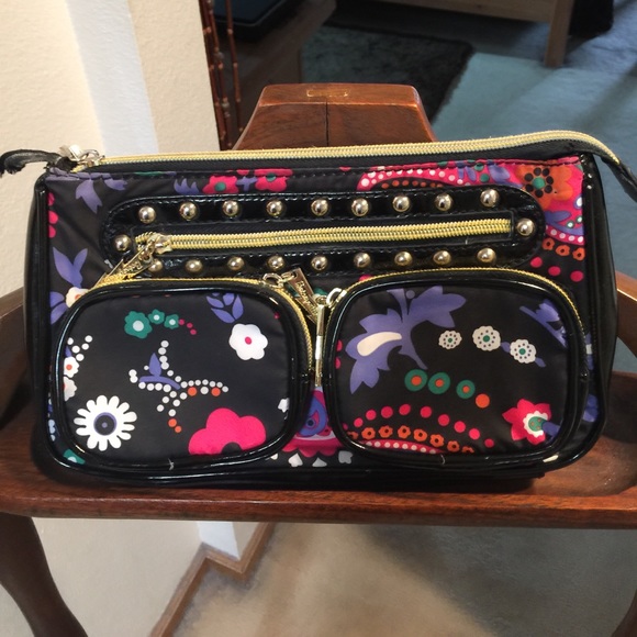 Betseyville Handbags - Bestyville clutch purse🎈🎈🎈