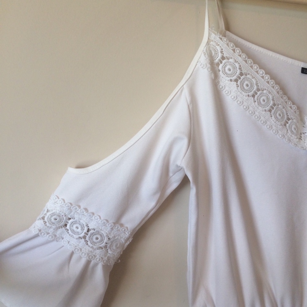 ✨Bundle 10 for $20 🏷 |
🐚 White Cold Shoulder Romper