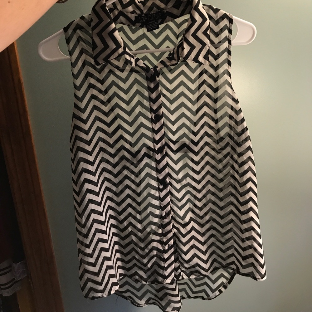 Sleeveless shirt