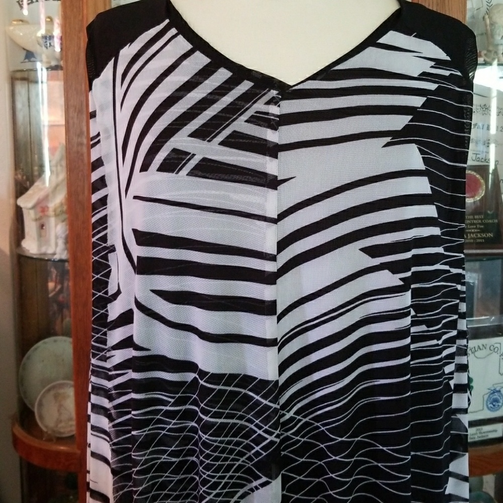 BNWT PLUS SIZE CLASSY FLOWY TANK FROM AVENUE!!💓