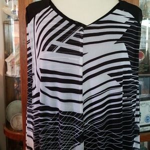 BNWT PLUS SIZE CLASSY FLOWY TANK FROM AVENUE!!💓