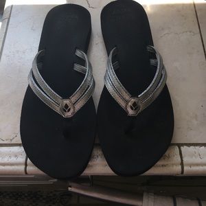 Reef silver/black "cushion" flip flops