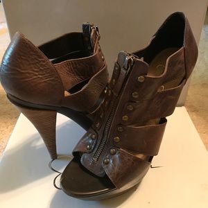 Jessica Simpson pumps