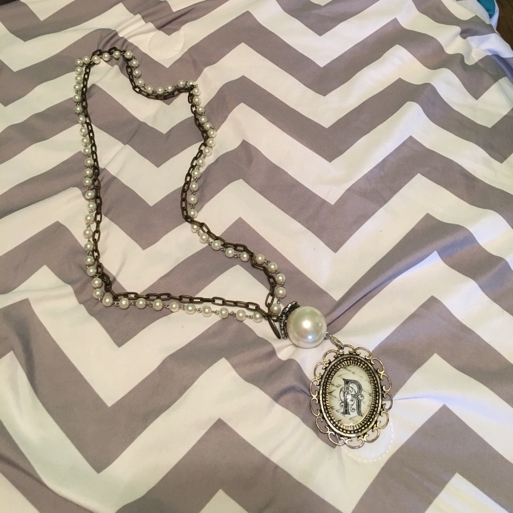 Plunder R necklace