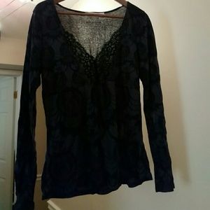 Long sleeved subtle V-neck in lace lined top