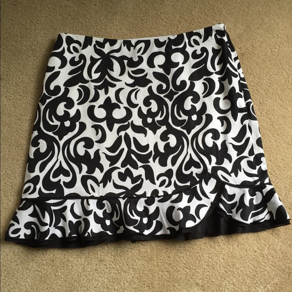 White House Black Market Dresses & Skirts - Adorable White House Black Market skirt size 8