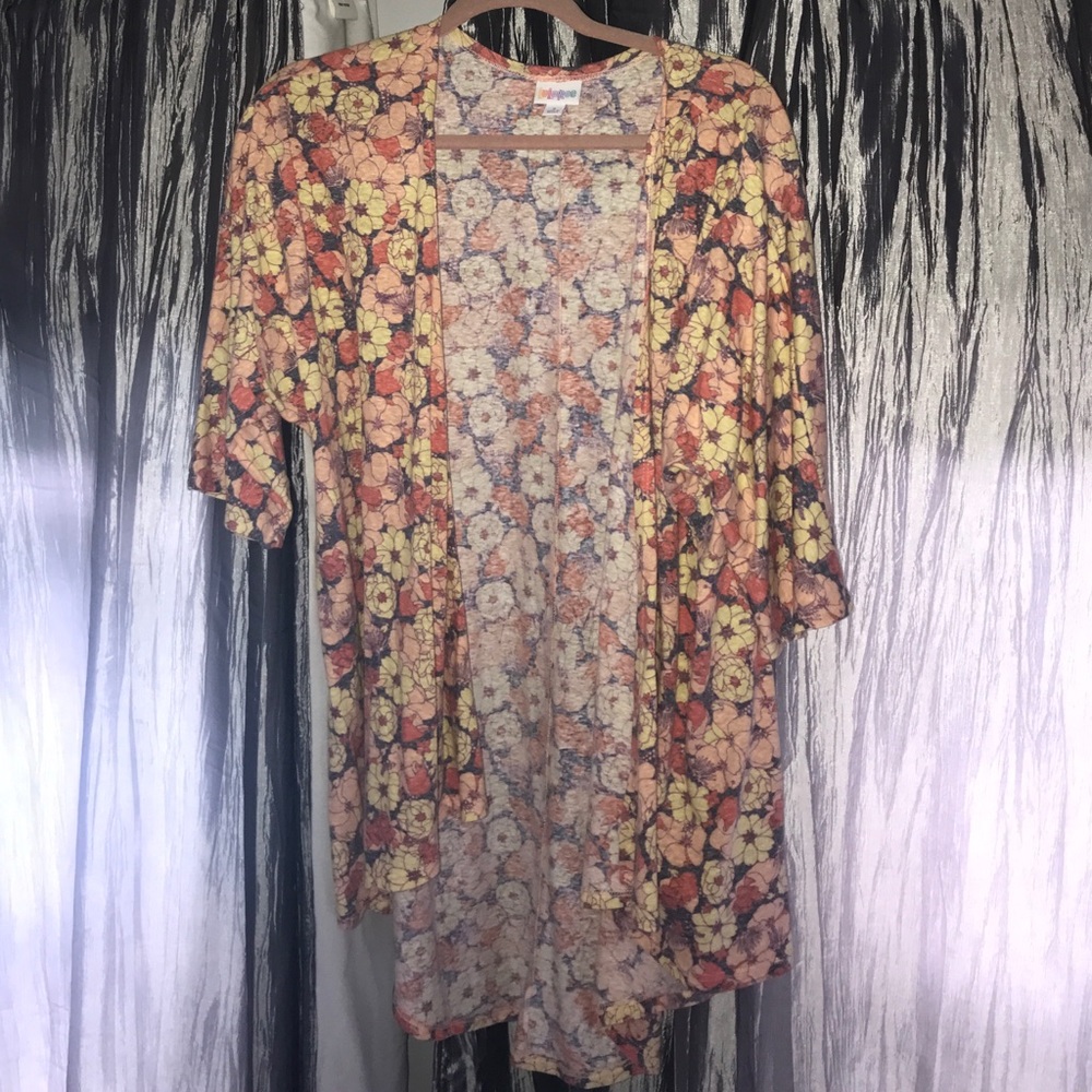 NWOT Lularoe Lindsay Top