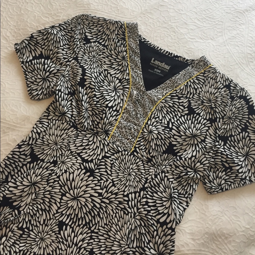 XS Like New Landau scrub top