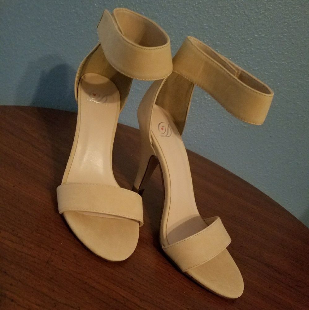 Beige/Tan heels