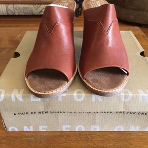 BRAND NEW TOMS BROWN LEATHER MULES