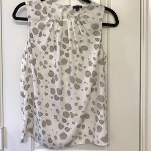 Ann Taylor sleeveless style blouse. Size 6.