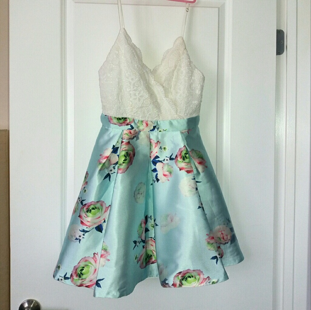🚫SOLD🚫White Crochet and Floral Fit & Flare Dress