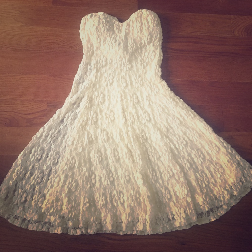 Strapless lace dress with sweetheart neckline
