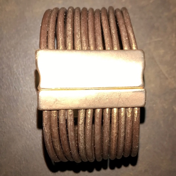 HP#1 😃LEATHER AND GOLD TONE METAL CUFF BRACELET!! - Picture 2 of 7
