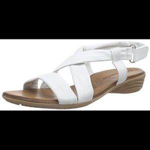 Sale! 🙌🏻NEW White Tamaris Leather Sandal