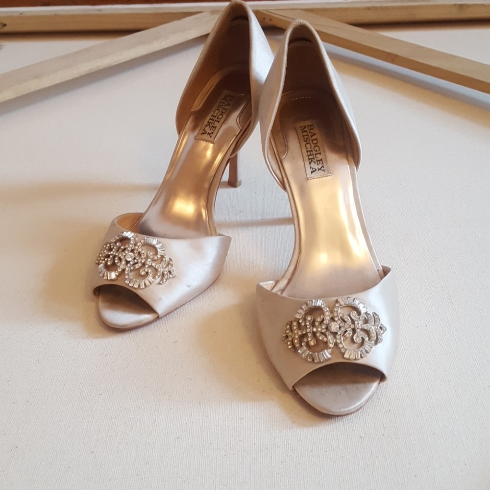 Badgley Mischka Salsa pump, satin