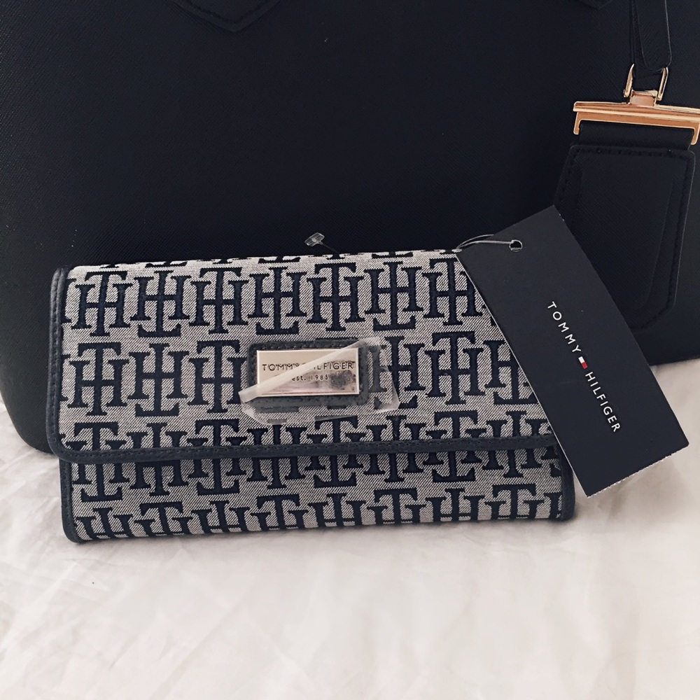 SOLD NWT Tommy Hilfiger Wallet