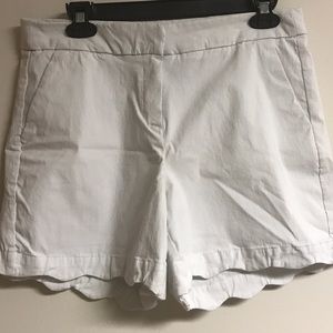 New Directions White Scalloped Hem Shorts Size 10