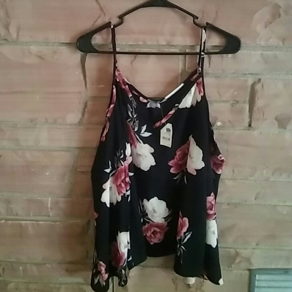 🌹 Floral Off shoulder top 🌹 - Picture 1 of 3