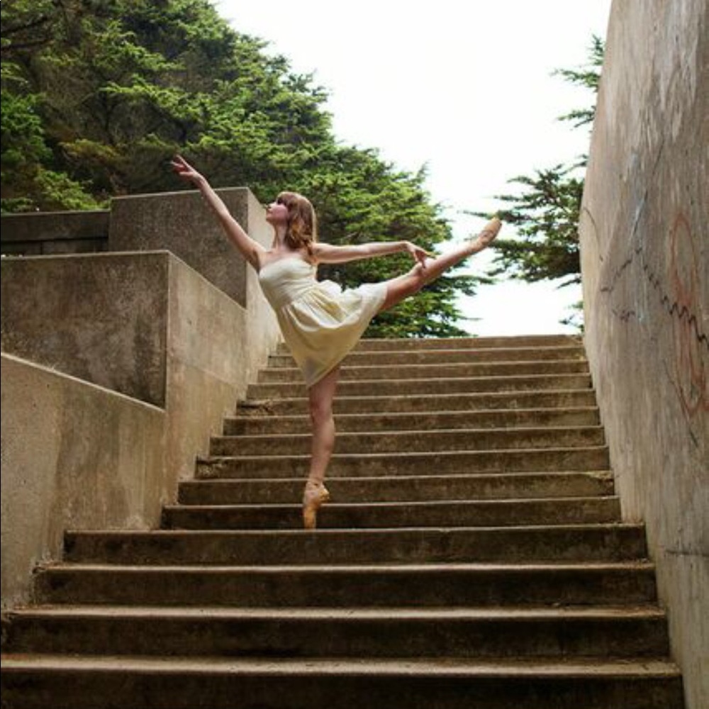 Love...ady strapless yellow dress :)