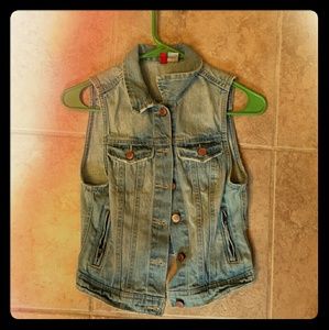 H & M  DIVIDED Sleevelss Jean Jacket