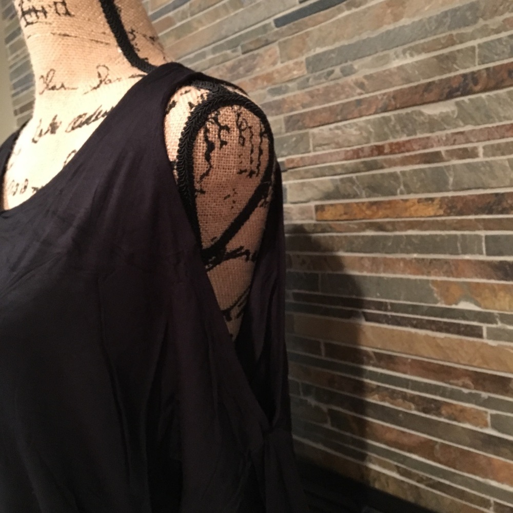 Cold Shoulder Long Sleeve Top - Picture 3 of 4