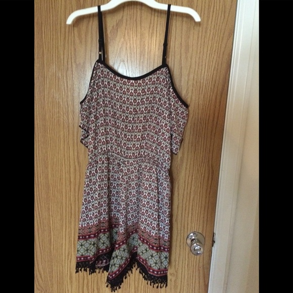 Xhilatation Off the Shoulder Romper -Medium - Picture 3 of 8