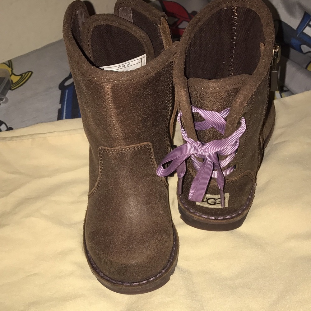2 ugg for kids almost brand new!! Size 6 for kids